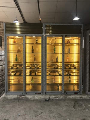 Het ontwerp die tainless staalvertoning koelen rekt van de de wijnkelder van de luxemuur het grote van het de whiskyglas kabinet van de de vertoningswijn