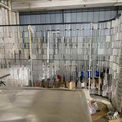 Artistieke schermpartitie van roestvrij staal aanpasbaar glas gebogen luxe woonkamer hotelpartitie voor modern design